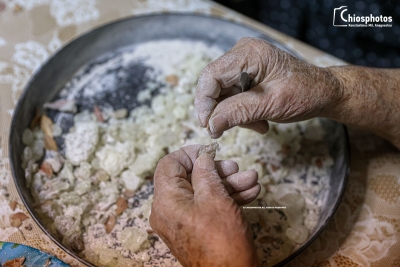 Το παραδοσιακό καθάρισμα της Μαστίχας Χίου με το χέρι