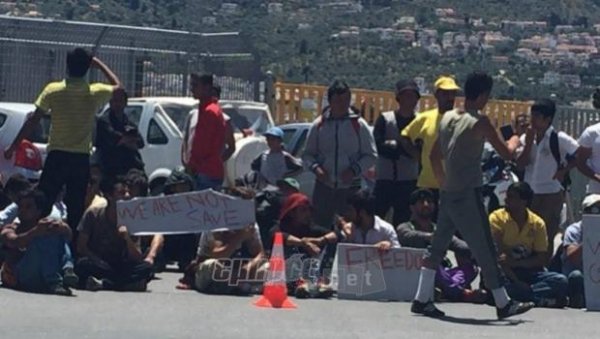 Καθιστική διαμαρτυρία προσφύγων στο λιμάνι [pics]