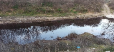 Φωτογραφίες από όπου διαπιστώνεται η απόθεση κατσίγαρου στον ποταμό Ευεργέτουλα