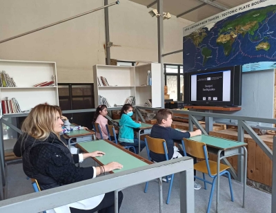 Οι μαθητές του Δημοτικού Σχολείου Σκουτάρου συμμετείχαν  σε βιωματική δραστηριότητα προσομοίωσης σεισμών στη  σεισμική τράπεζα του Μουσείου Φυσικής Ιστορίας  Απολιθωμένου Δάσους Λέσβου