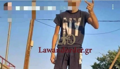 Ανήλικος με όπλο στη Λέσβο φωτογραφίζεται και «φιγουράρει» χειρονομώντας πάνω σε περιπολικό