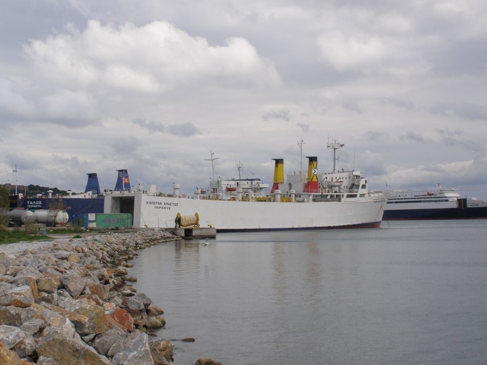 Το «Τάλως» και το «Καπετάν Χρήστος» στο εμπορικό λιμάνι της Μυτιλήνης