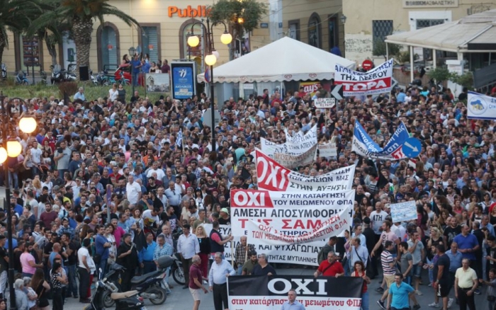 Δεν έχει βραδιάσει ακόμα και γεμίζουν κόσμο τα στενά της Προκυμαίας