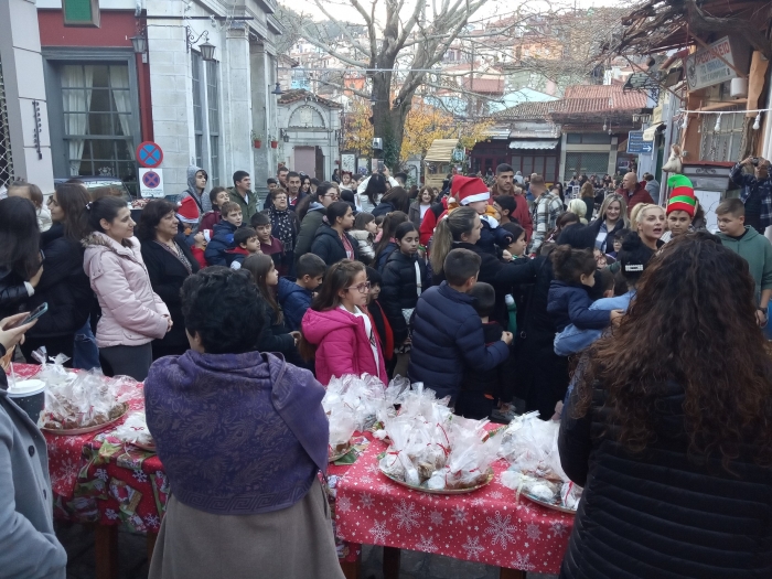 Κόσμος στην Αγιάσο παραμονές Χριστουγέννων