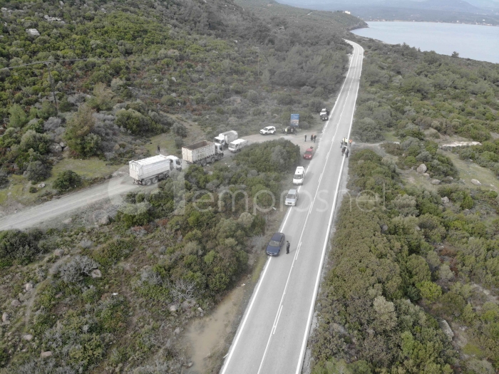 Απορριμματοφόρα της ΔΕΔΑΠΑΛ και του δήμου Δυτικής Λέσβου απέκλεισαν τη είσοδο του δρόμου προς τον ΧΥΤΑ