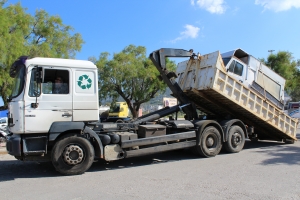 Ο Δήμος Μυτιλήνης απομάκρυνε όχημα -καντίνα από το πάρκινγκ