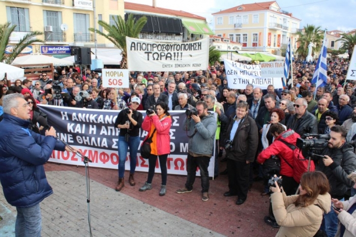 Γεμάτη η πλατεία από κόσμο, αλλά και στο πλάι