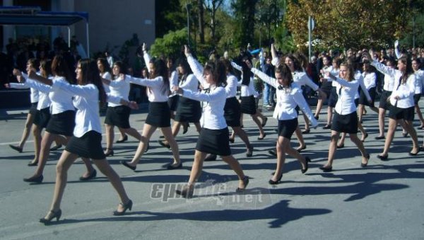 8η Νοεμβρίου με πανό και μαύρα μαντήλια