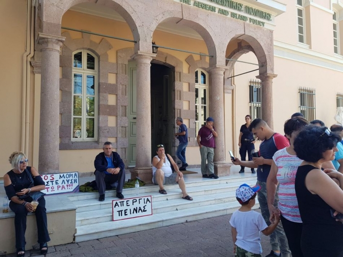 Σε απεργία πείνας έξω από τη γενική γραμματεία Αιγαίου και Νησιωτικής Πολιτικής κατέβηκε από το απόγευμα της Κυριακής ο πρόεδρος της Τοπικής Κοινότητας Μόριας, Νίκος Τρακέλλης.