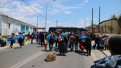 Οι Κούρδοι κατέβηκαν με τα πράγματά τους από το ΚΥΤ Μόριας προς την πόλη, όπου τους εμπόδισε κλούβα της αστυνομίας - Φωτό Γ. Παπαδόπουλος