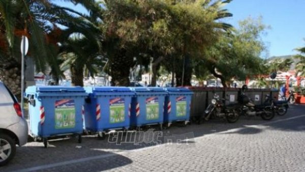 Αλλάζουν ξανά τους κάδους γύρω από την «Σαπφούς»