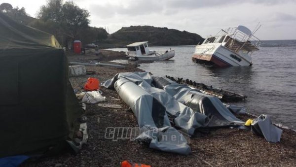 Φτιάχνει αποβάθρα για τους δουλεμπόρους!