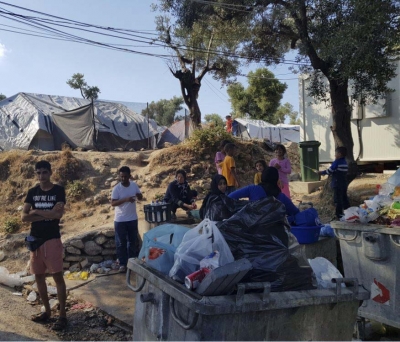 Μπορεί η αποσυμφόρηση να αναμένεται για τον Σεπτέμβριο, σήμερα όμως 7.200 αιτούντες άσυλο καταγράφονται μέσα κι έξω από το Κέντρο της Μόριας, ενώ θα πρέπει να υπολογιστούν και έξτρα… 800 άτομα προσωπικού!