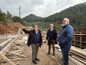 O προϊστάμενος της Τεχνικής Υπηρεσίας της ΔΕΥΑΛ, Παρασκευάς Φινδανής εξηγεί την πρόοδο των εργασιών στον Δήμαρχο Μυτιλήνης, Παναγιώτη Χριστόφα και στον πρόεδρο της ΔΕΥΑΛ, Παναγιώτη Βάλεση