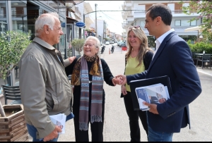 Μαζί με τον πατέρα του μοίρασε προεκλογικά φυλλάδια ο Ιάσων Πιπίνης στο Πλωμάρι