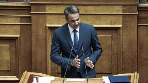 Εμβολιασμοί, άνοιγμα καταστημάτων και στο βάθος η οικονομία